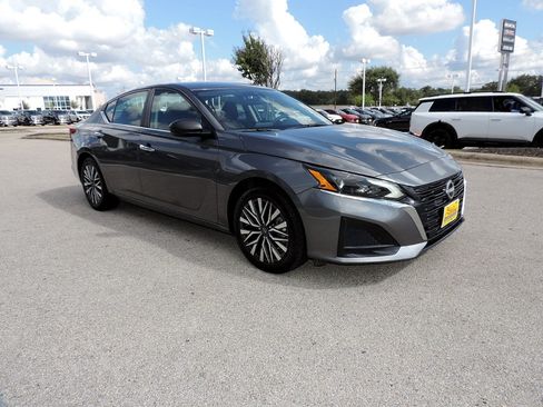 Used 2025 Nissan Altima 2.5 SV FWD image 3
