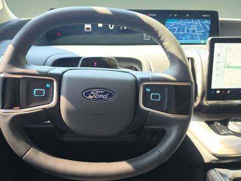 Used 2025 Ford Expedition Active AWD/4WD image 9