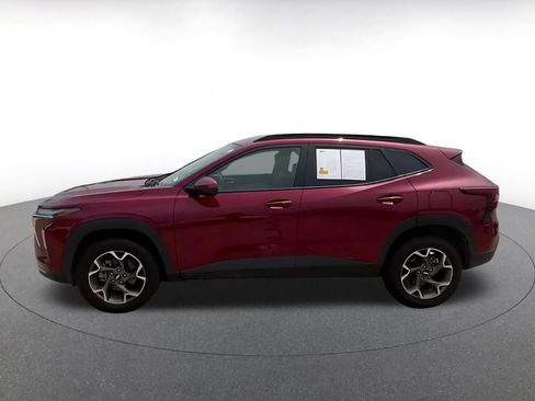 Used 2025 Chevrolet Trax LT w/ LT Convenience Package FWD image 9