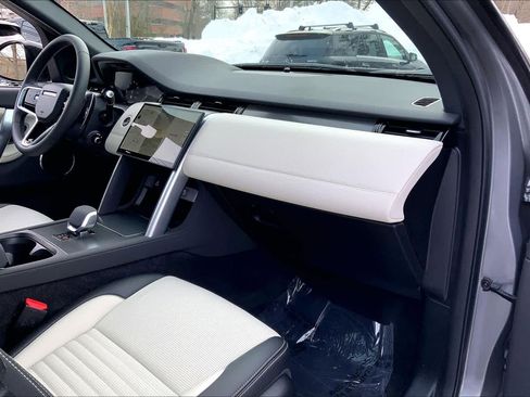 Used 2025 Land Rover Discovery Sport Dynamic SE image 18