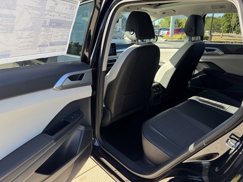 New 2025 Volkswagen Taos SE image 24