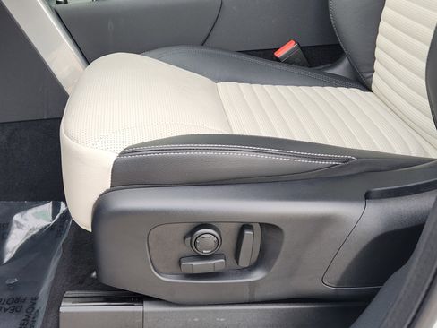 Certified 2025 Land Rover Discovery S image 27