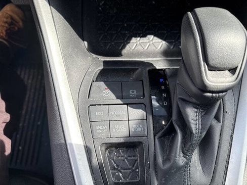 Used 2022 Toyota RAV4 XLE image 19