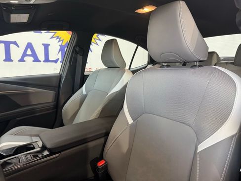 Used 2025 Toyota Camry SE w/ Convenience Package FWD image 9