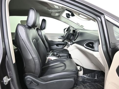 Used 2023 Chrysler Pacifica Touring-L FWD image 13