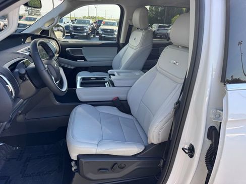 Used 2025 Ford Expedition Max Platinum w/ Driver's Package AWD/4WD image 25