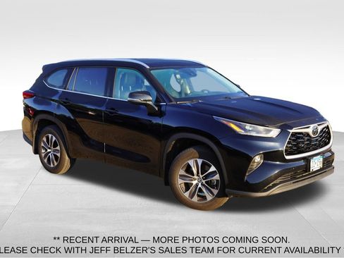 Used 2021 Toyota Highlander XLE AWD/4WD image 1
