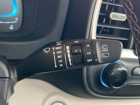 Certified 2025 Hyundai Venue SEL image 34