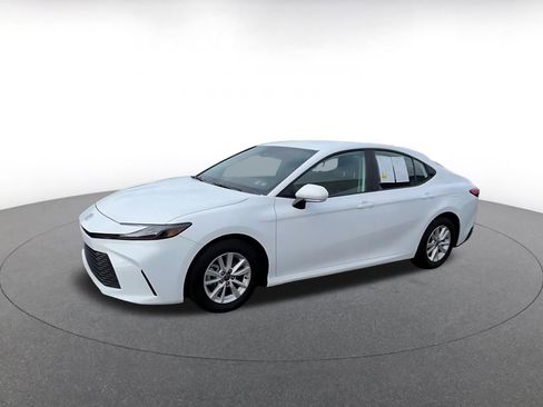 Used 2025 Toyota Camry LE image 8
