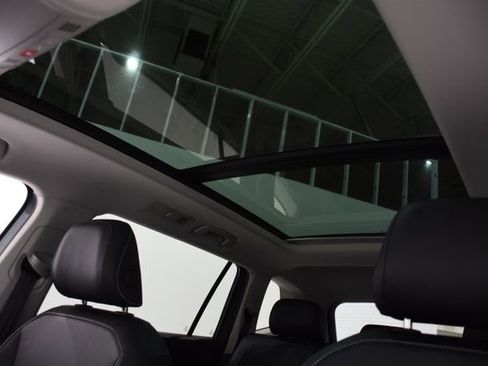 Used 2024 Volkswagen Tiguan SE image 30