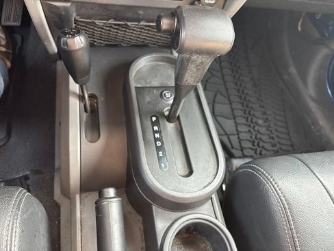 Used 2009 Jeep Wrangler Unlimited Sahara w/ Mopar Leather Group AWD/4WD image 28