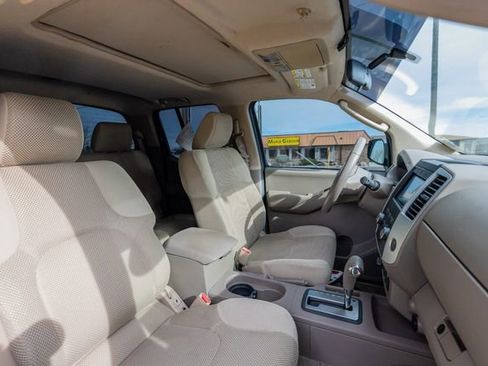 Used 2010 Nissan Frontier SE w/ Moonroof Pkg AWD/4WD image 18