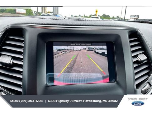 Used 2021 Jeep Cherokee Latitude Plus AWD/4WD image 15