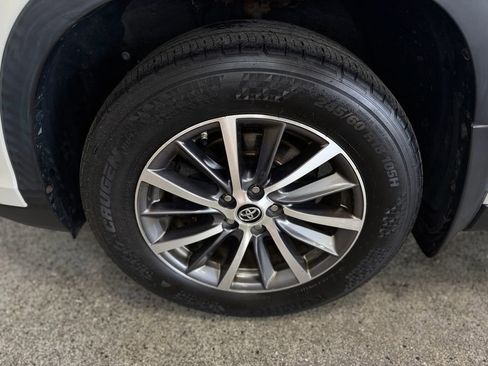 Used 2019 Toyota Highlander XLE AWD/4WD image 27