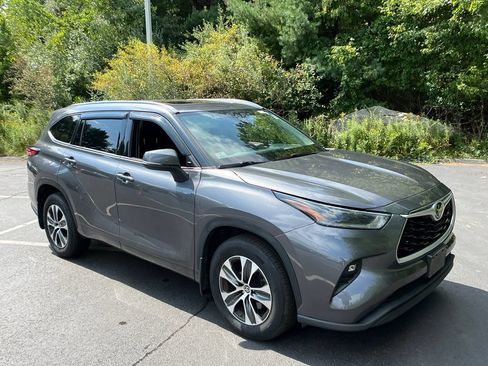 Used 2021 Toyota Highlander XLE AWD/4WD image 8