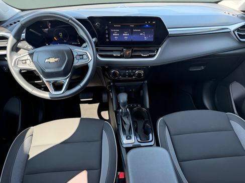Used 2024 Chevrolet TrailBlazer LT w/ LT Cold Weather Package FWD image 11