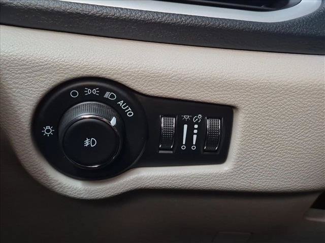 Used 2022 Chrysler Pacifica Touring-L w/ Uconnect Theater Family Group FWD image 17