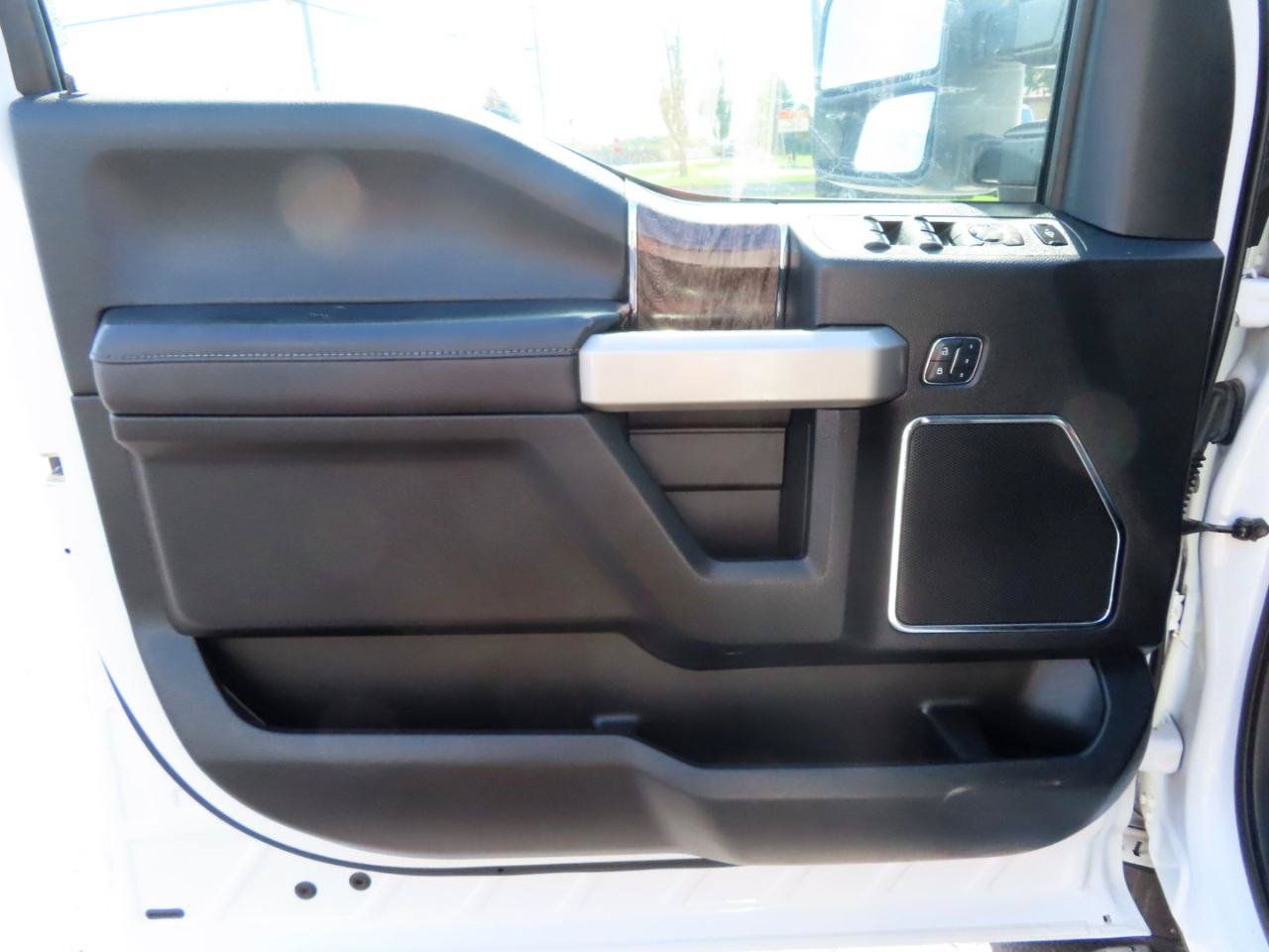 Used 2018 Ford F250 Lariat w/ Lariat Ultimate Package AWD/4WD image 28