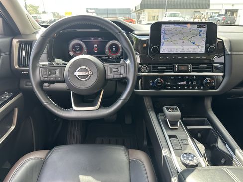 Used 2023 Nissan Pathfinder Platinum image 15