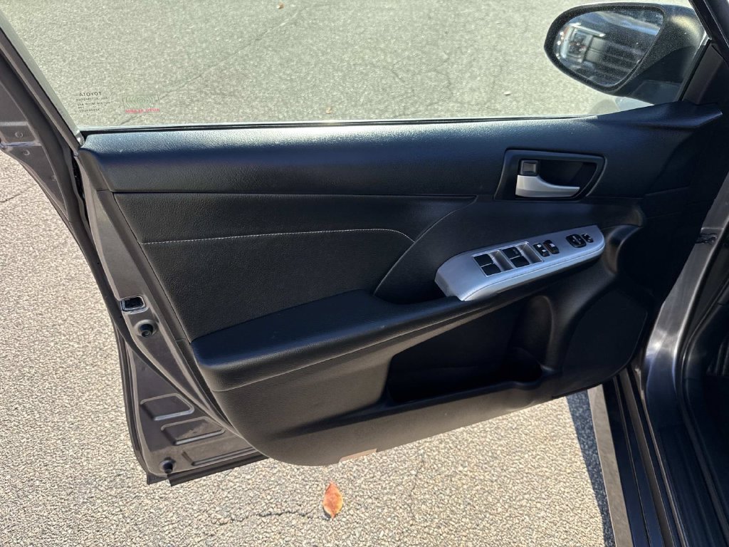 Used 2014 Toyota Camry SE w/ Leather Package FWD image 17