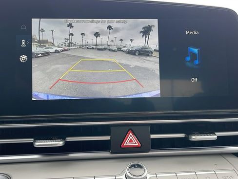 New 2025 Hyundai Elantra Limited image 21