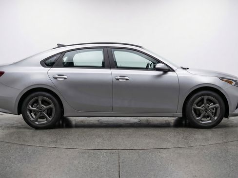 Used 2025 Kia K4 LXS image 11