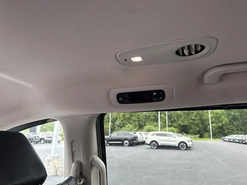 Used 2021 Chrysler Pacifica Touring-L FWD image 15