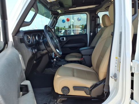 Used 2019 Jeep Wrangler Unlimited Sahara w/ Quick Order Package 24M Moab AWD/4WD image 11