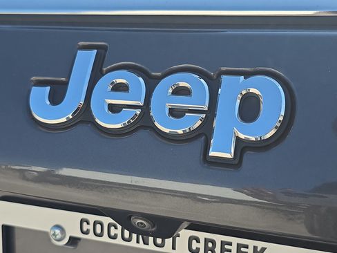 Used 2024 Jeep Compass Latitude AWD/4WD image 9