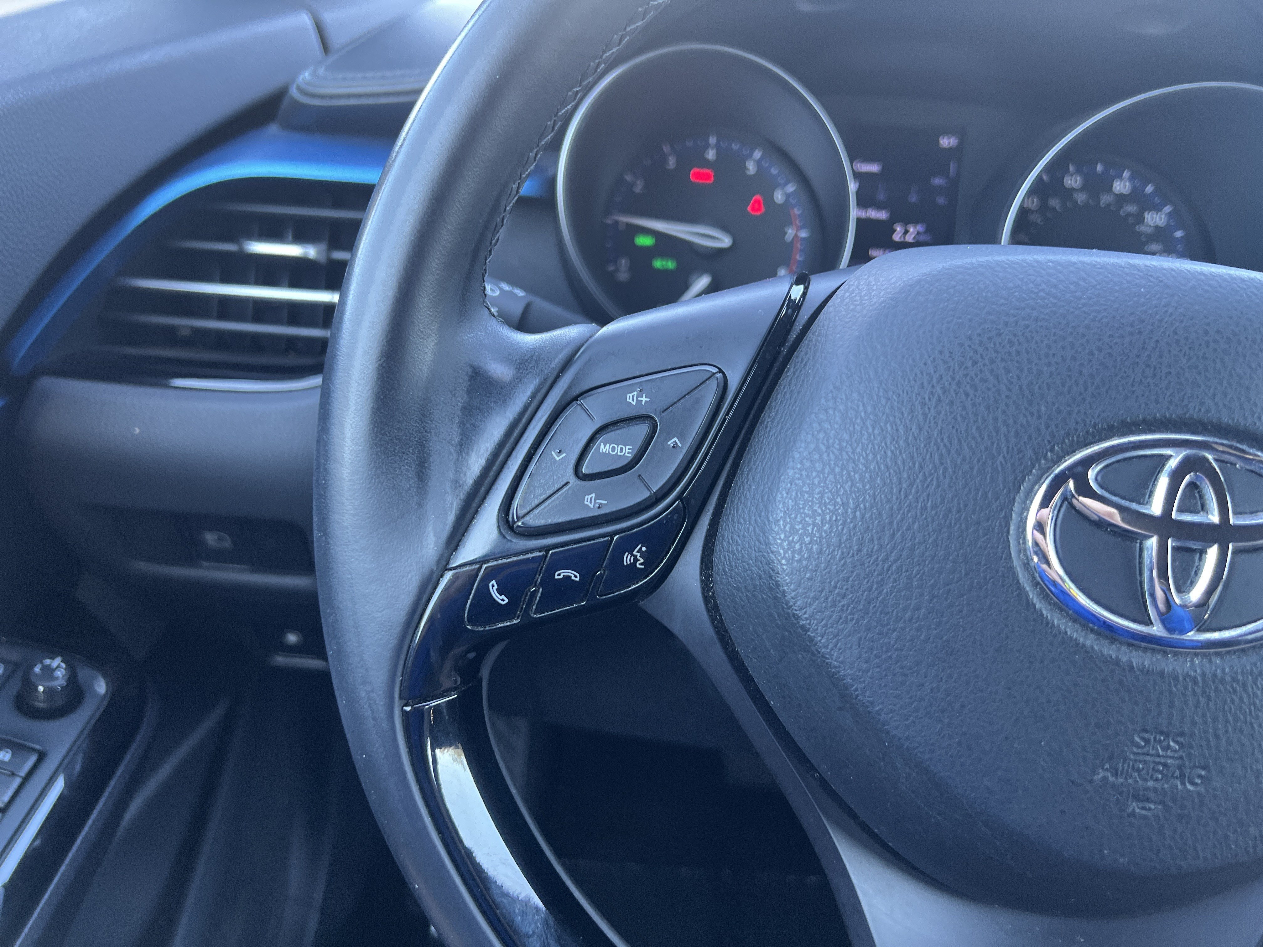 Used 2019 Toyota C-HR XLE FWD image 18