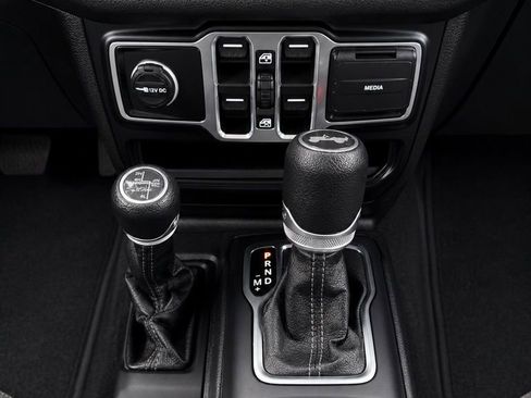 Used 2024 Jeep Wrangler Unlimited Sahara w/ Technology Group AWD/4WD image 34