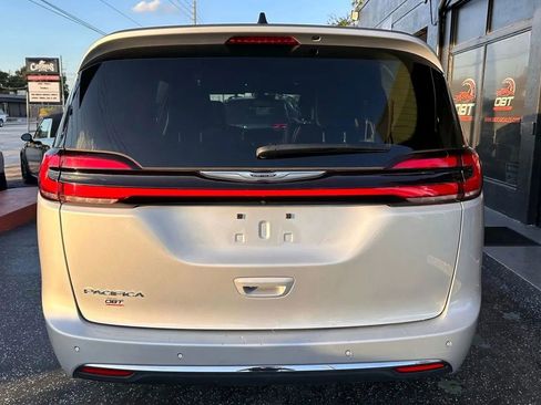 Used 2024 Chrysler Pacifica Touring-L image 4