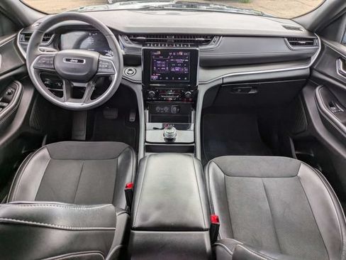 Used 2025 Jeep Grand Cherokee Altitude AWD/4WD image 15