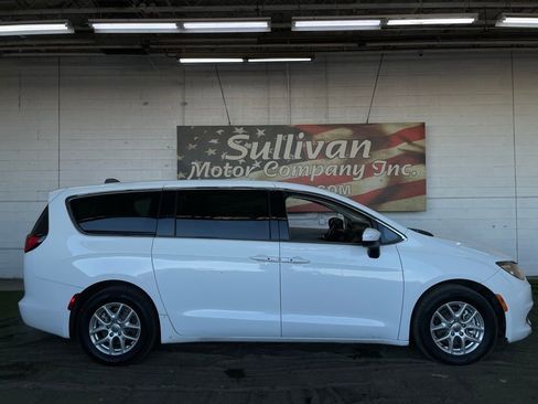 Used 2022 Chrysler Voyager LX image 6