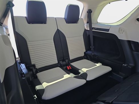 Certified 2025 Land Rover Discovery S image 12