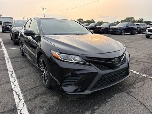 Used 2018 Toyota Camry SE FWD image 1