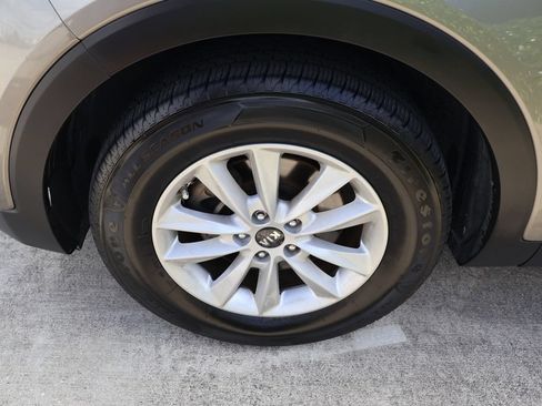 Used 2019 Kia Sorento FWD image 4