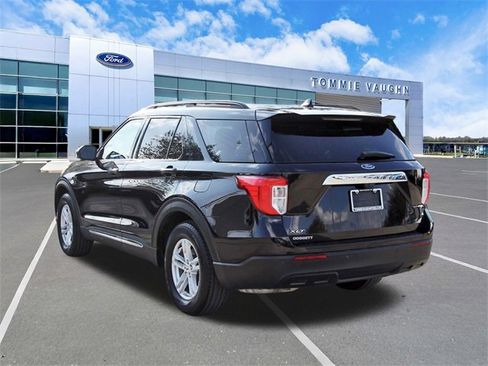 Used 2022 Ford Explorer XLT image 2