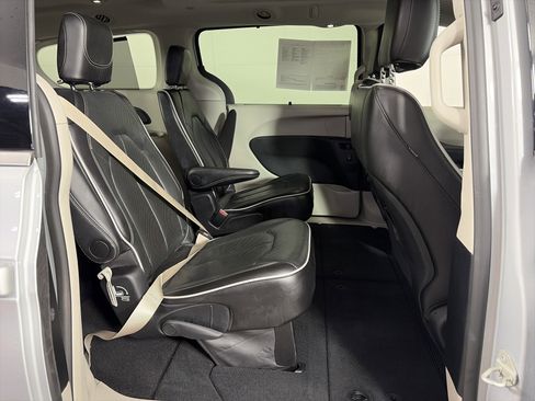 Used 2024 Chrysler Pacifica Limited image 42