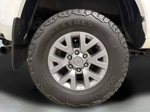 Used 2020 Toyota Tacoma SR5 AWD/4WD image 39