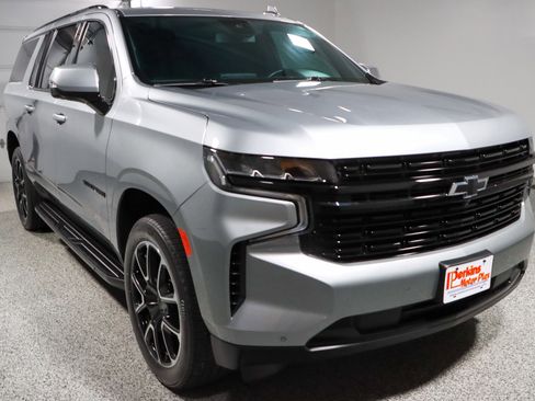 Used 2024 Chevrolet Suburban RST w/ Luxury Package image 5