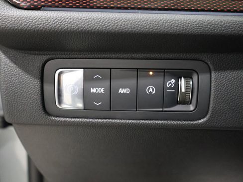 Used 2025 Chevrolet Traverse Z71 image 32