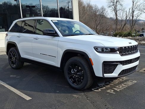 New 2026 Jeep Grand Cherokee Altitude image 2
