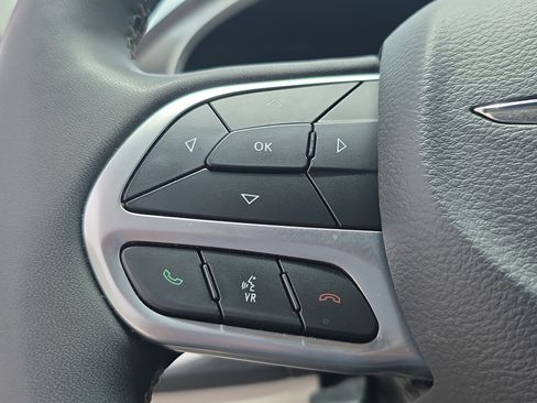 Used 2024 Chrysler Pacifica Limited FWD image 29