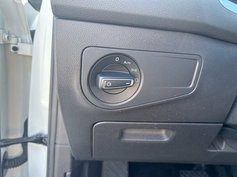 Used 2018 Volkswagen Tiguan SE image 30