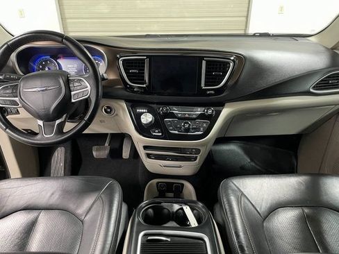 Used 2017 Chrysler Pacifica Touring-L Plus w/ Uconnect Theatre Group FWD image 16