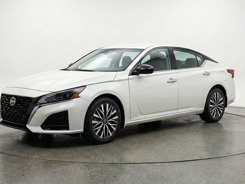 Used 2025 Nissan Altima 2.5 SV image 3