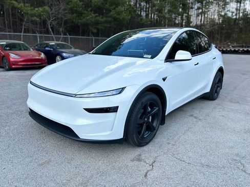 Used 2026 Tesla Model Y 2WD image 3