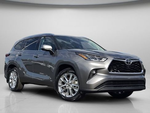 Used 2025 Toyota Highlander Limited AWD/4WD image 2