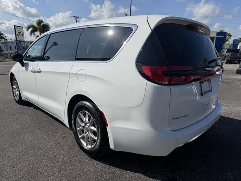Used 2024 Chrysler Pacifica Touring-L FWD image 4